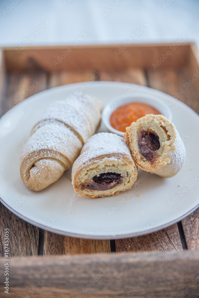 Croissant gefüllt mit Schokolade Croissant gefüllt mit Schokolade