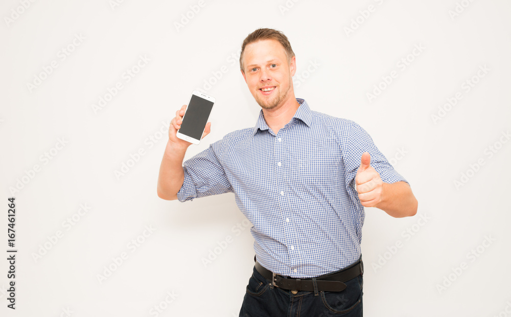 smartphone telefonieren handy frölich lachen zeigen daumen hoch mann mensch emotion hemd hellblau kariert smartphone telefonieren handy frölich lachen zeigen daumen hoch mann mensch emotion hemd hellblau kariert