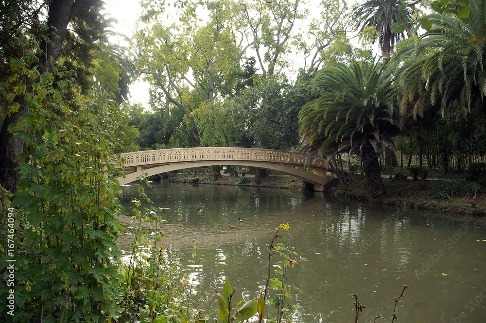 Puente sobre el lago del jardín del Parque Infante Don Pedro en Aveiro, Portugal