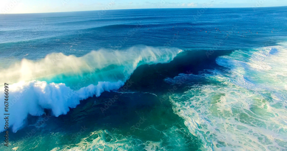 Fototapeta premium Pipeline Wave Cresting at Peak and Breaking in Whitewater Along the Coast of Oahu, Hawaii