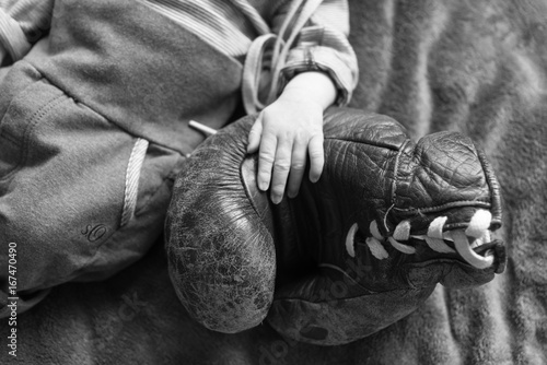 Baby mit Boxhandschuh