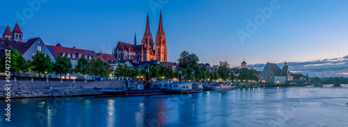 Regensburg in der Blauen Stunde; Bayern