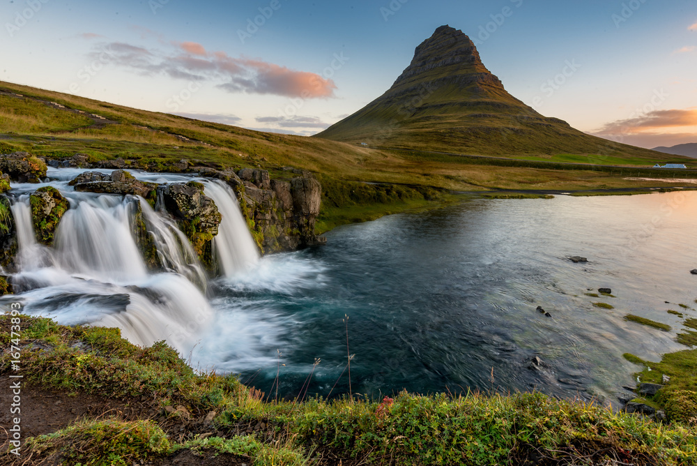 Berühmter Wasserfall des Kirkjufellsfoss bei Grundafjördur auf der Snaefellsnes Halbinsel Berühmter Wasserfall des Kirkjufellsfoss bei Grundafjördur auf der Snaefellsnes Halbinsel