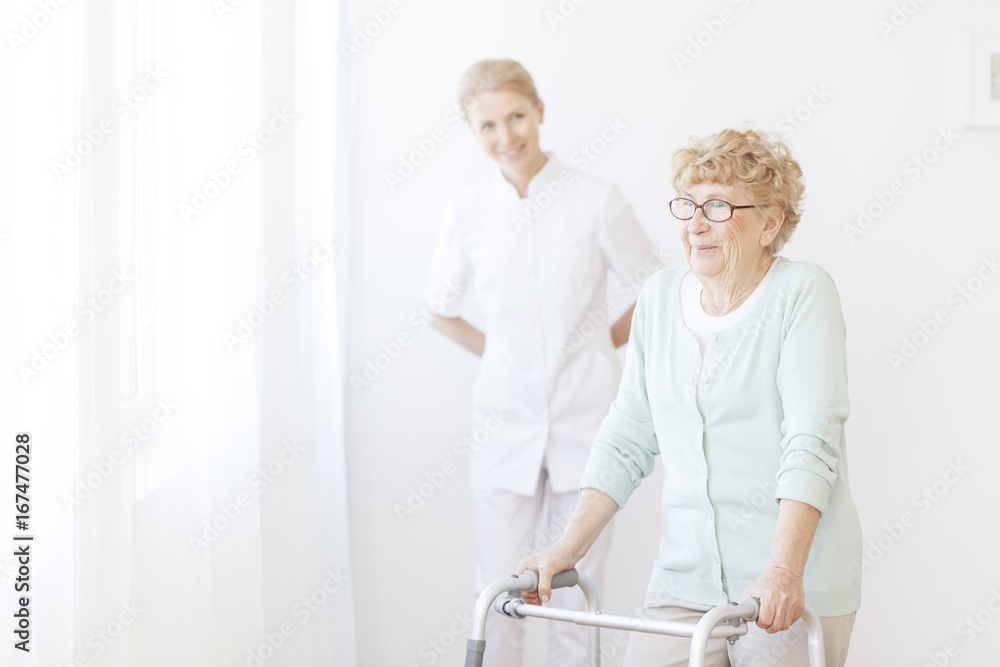 Obraz premium Nurse takes care about senior woman