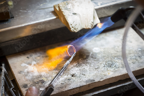 Fotografía Hand-made wedding ring by goldsmith craftsman