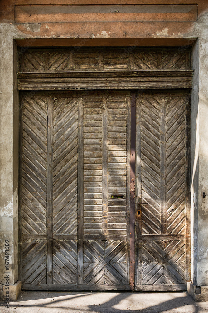 Naklejka premium Wooden door