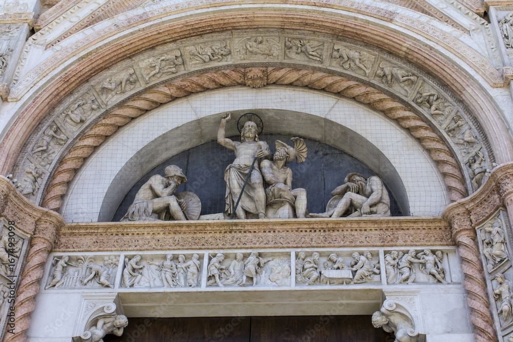 BOLOGNA, ITALIA - LUGLIO 22, 2017: Piazza Maggiore, architetture esterne della Basilica di San Sempronio - Emilia Romagna