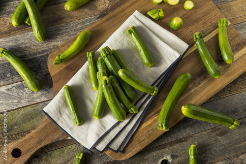 Foto Raw Green Organic Baby Zucchini
