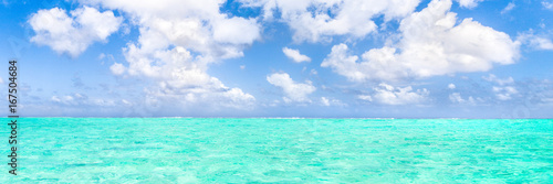Fototapeta Naklejka Na Ścianę i Meble -  Kristallklares Meer als Panorama Hintergrund