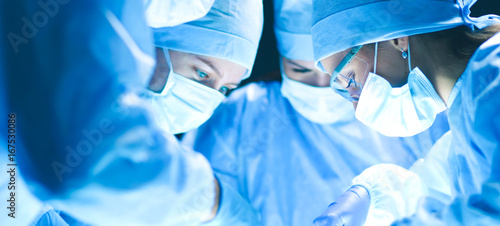 Obraz na plátně Team surgeon at work on operating in hospital