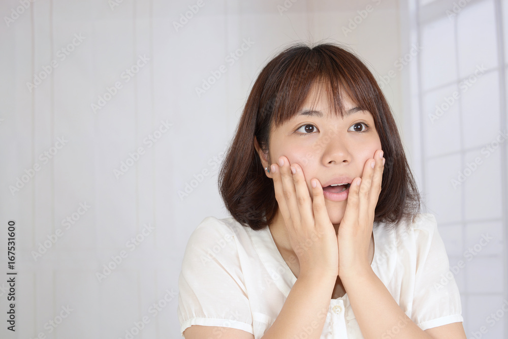 驚いた表情の女性