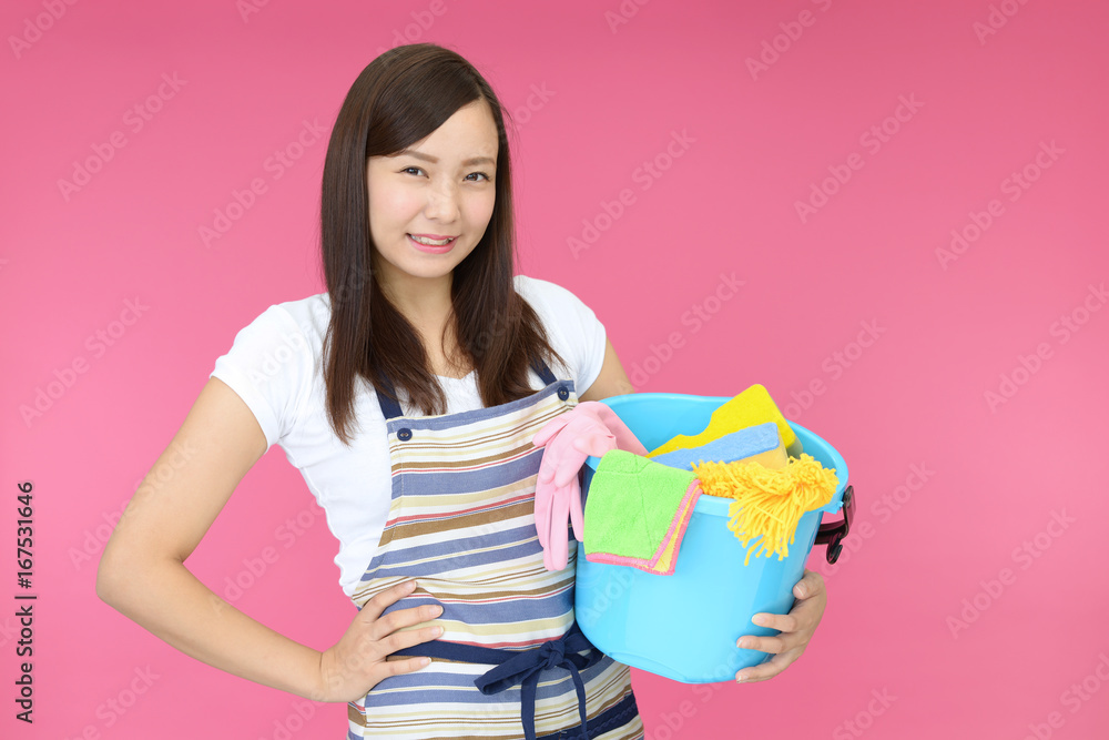 エプロン姿の女性 エプロン姿の女性