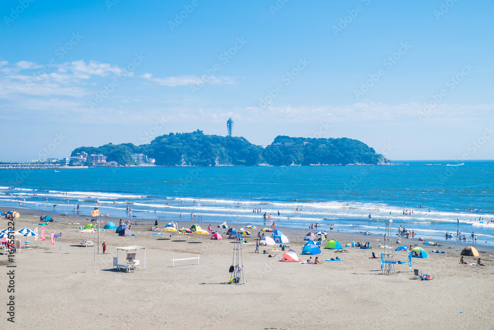 片瀬西浜海水浴場と江の島の風景 / Scenery of Katase West Beach and Enoshima Island. Fujisawa, Kanagawa, Japan.