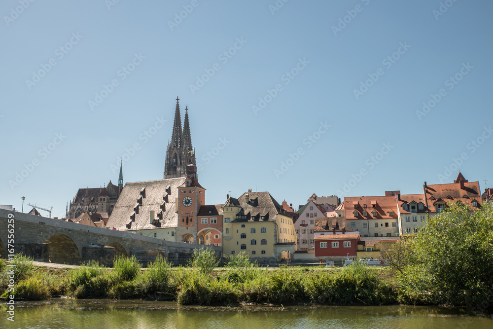 Regensburg mit Blick auf Dom und steinerne Brücke, Deutschland