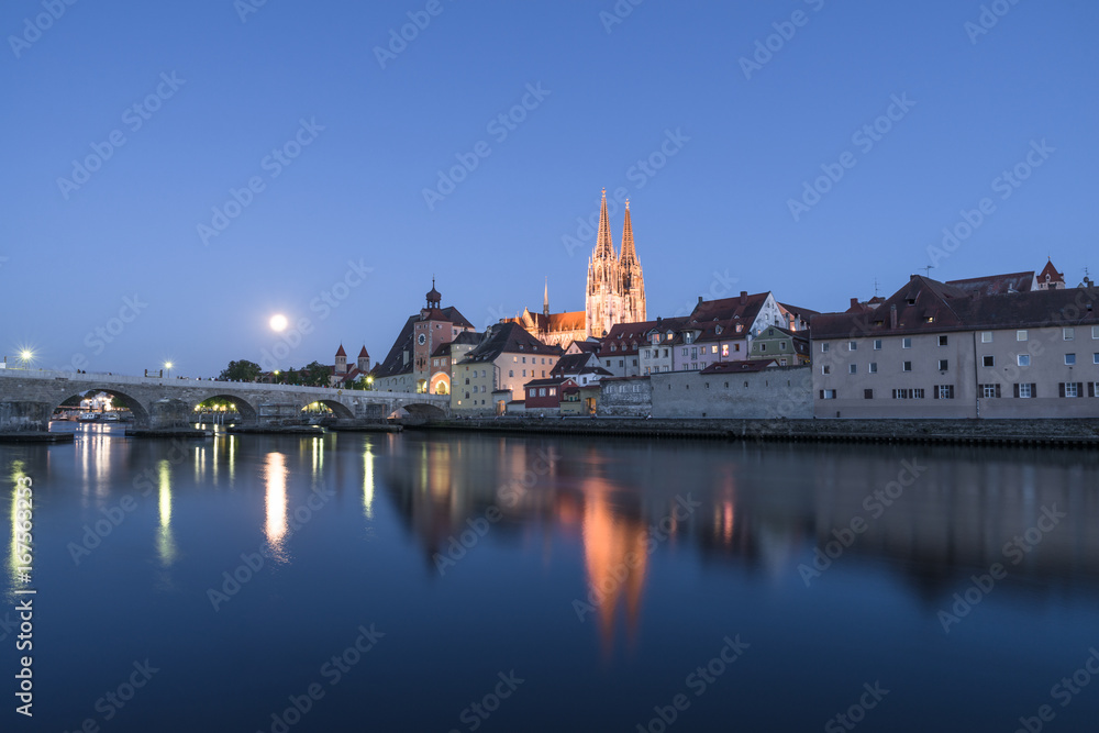 Mond über Regensburg mit Blick auf Dom und steinerne Brücke, Deutschland