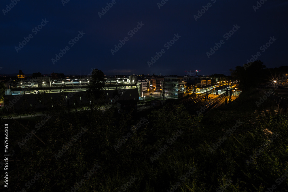 Fototapeta Ein Bahnhof in Mainz bei Nacht