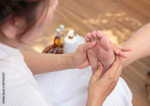Foto Foot massage in spa salon,Thai massage.