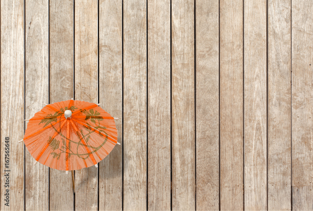 ombrelle décoration cocktail orange sur fond bois Stock Photo | Adobe Stock