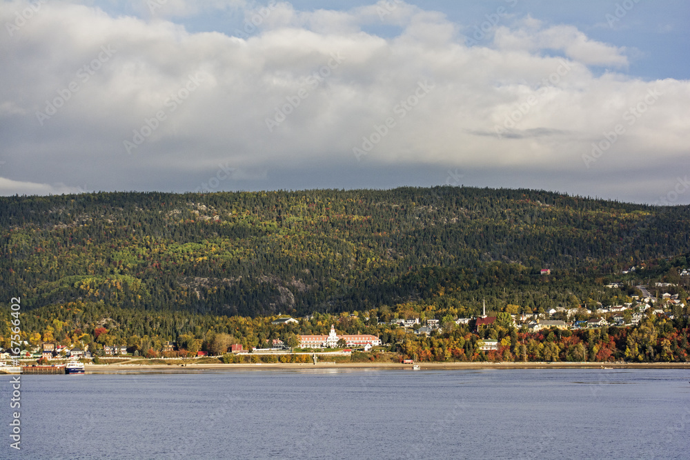 Landschaft und Tadoussac vom Saguenay-Fjord in Kanada.