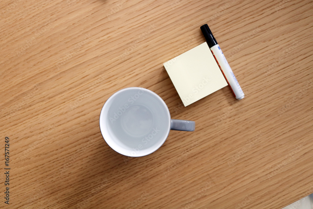 Kaffeetasse auf dem Schreibtisch Kaffeetasse auf dem Schreibtisch