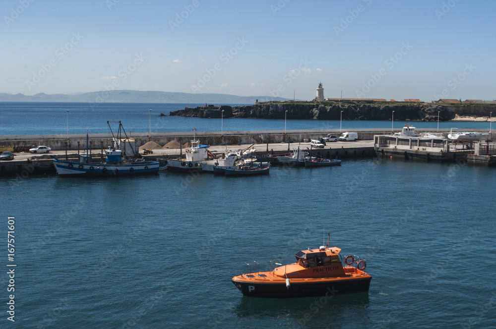 Spagna: una barca nel porto di Tarifa visto dallo stretto di Gibilterra, nelle acque che collegano la Spagna al Marocco, tratto di mare che unisce l'Oceano Atlantico al Mar Mediterraneo