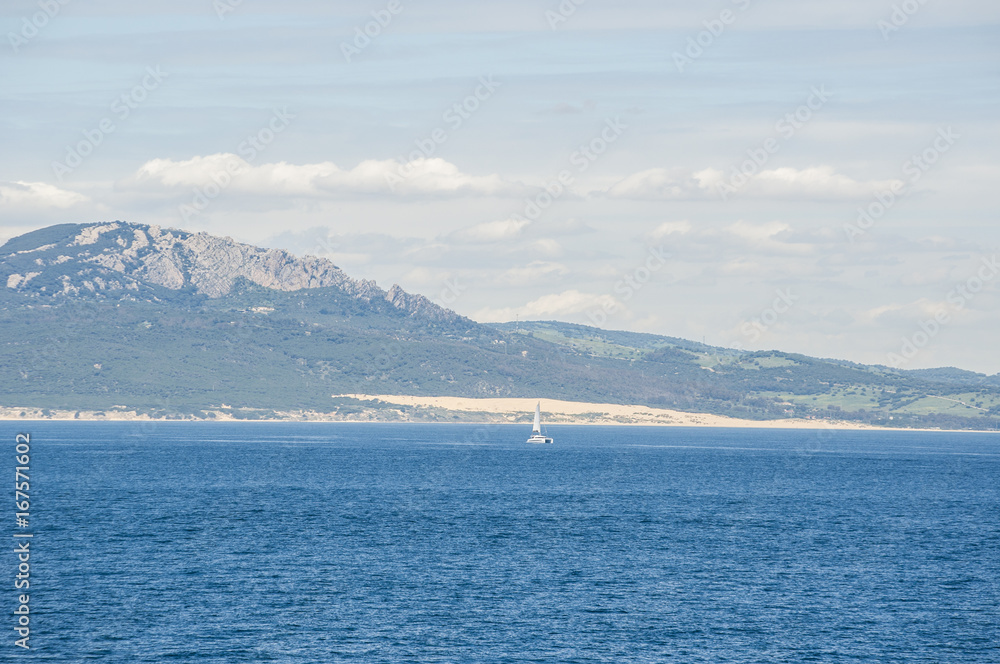 Spagna: una barca a vela al largo di Tarifa vista dallo stretto di Gibilterra, nelle acque che collegano la Spagna al Marocco, tratto di mare che unisce l'Oceano Atlantico al Mar Mediterraneo