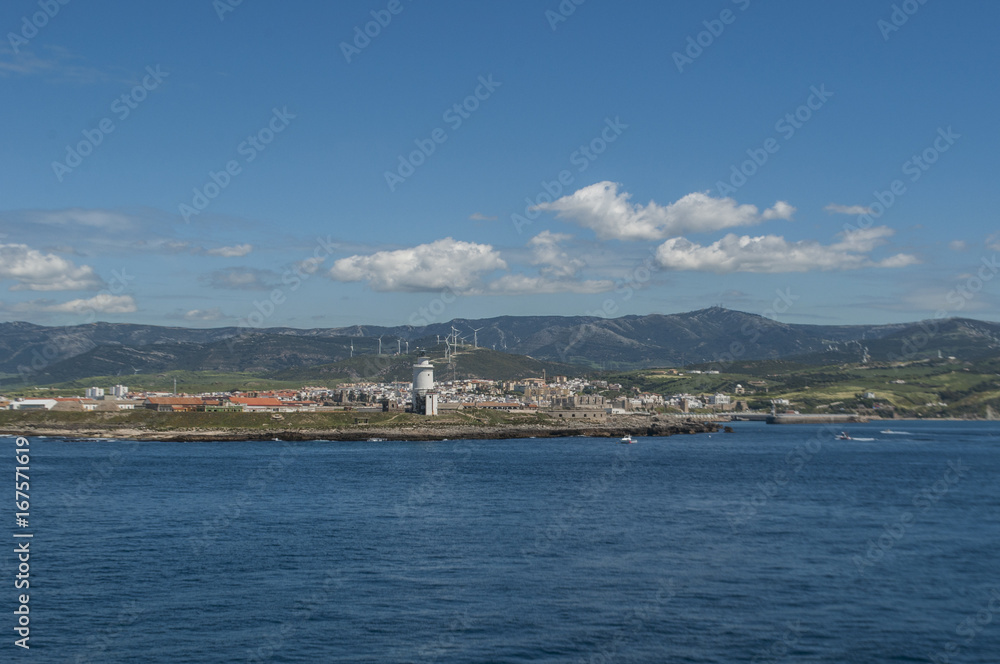 Spagna: lo skyline di Tarifa visto dallo stretto di Gibilterra, nelle acque che collegano la Spagna al Marocco, tratto di mare che unisce l'Oceano Atlantico al Mar Mediterraneo