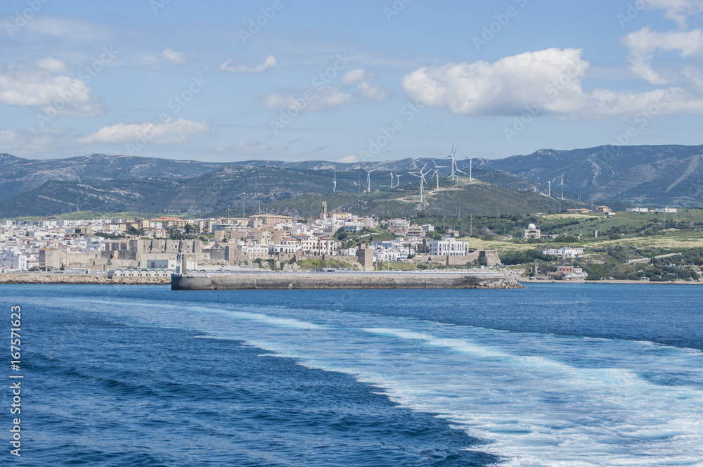 Obraz premium Spagna: lo skyline di Tarifa visto dallo stretto di Gibilterra, nelle acque che collegano la Spagna al Marocco, tratto di mare che unisce l'Oceano Atlantico al Mar Mediterraneo