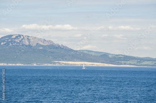 Spagna: una barca a vela al largo di Tarifa vista dallo stretto di Gibilterra, nelle acque che collegano la Spagna al Marocco, tratto di mare che unisce l'Oceano Atlantico al Mar Mediterraneo © Naeblys