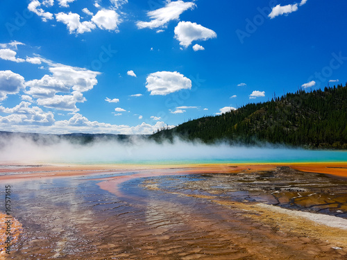 Himmel, Wälder, Rauchende Geysire. Farbenspiel im Yellowstone Nationalpark