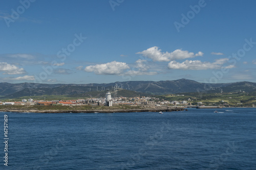Spagna: lo skyline di Tarifa visto dallo stretto di Gibilterra, nelle acque che collegano la Spagna al Marocco, tratto di mare che unisce l'Oceano Atlantico al Mar Mediterraneo © Naeblys