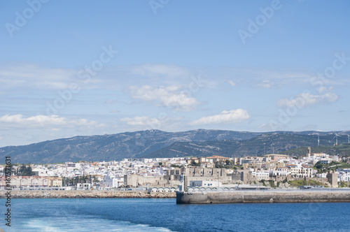 Spagna: lo skyline di Tarifa visto dallo stretto di Gibilterra, nelle acque che collegano la Spagna al Marocco, tratto di mare che unisce l'Oceano Atlantico al Mar Mediterraneo
