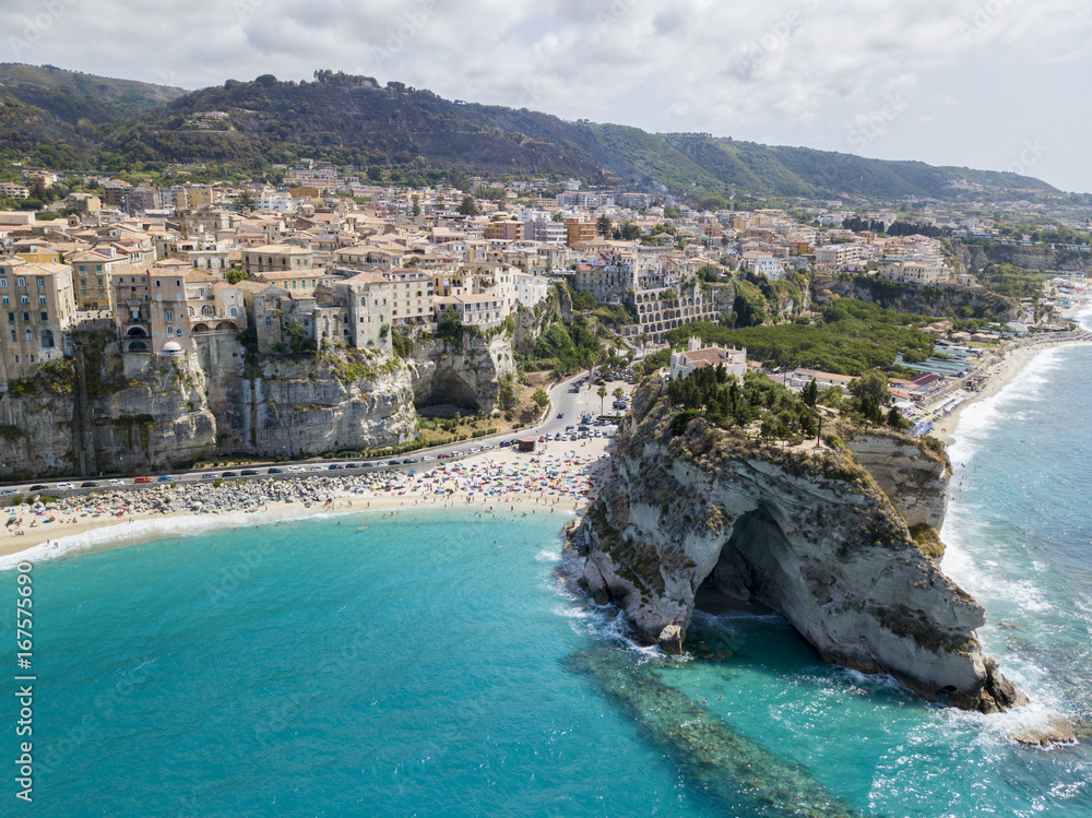 Panoramica di Tropea, casa sulla roccia e Santuario di Santa Maria dell'Isola, Calabria. Italia. Destinazione turistica, località balneare