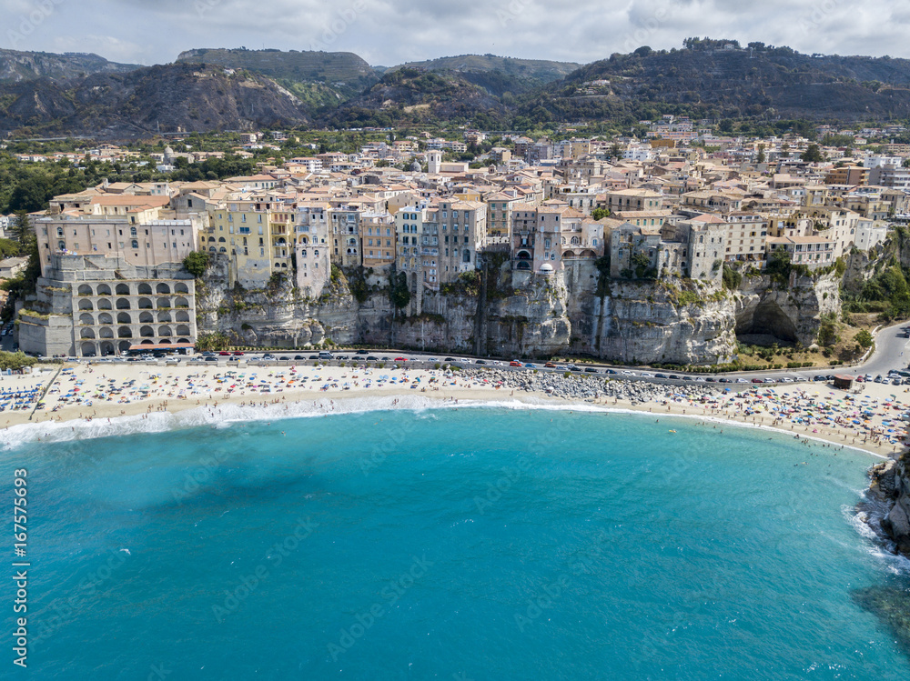 Panoramica di Tropea, casa sulla roccia, Calabria. Italia. Destinazione turistica del Sud Italia, località balneare situata su una scogliera nel golfo di Sant'Eufemia