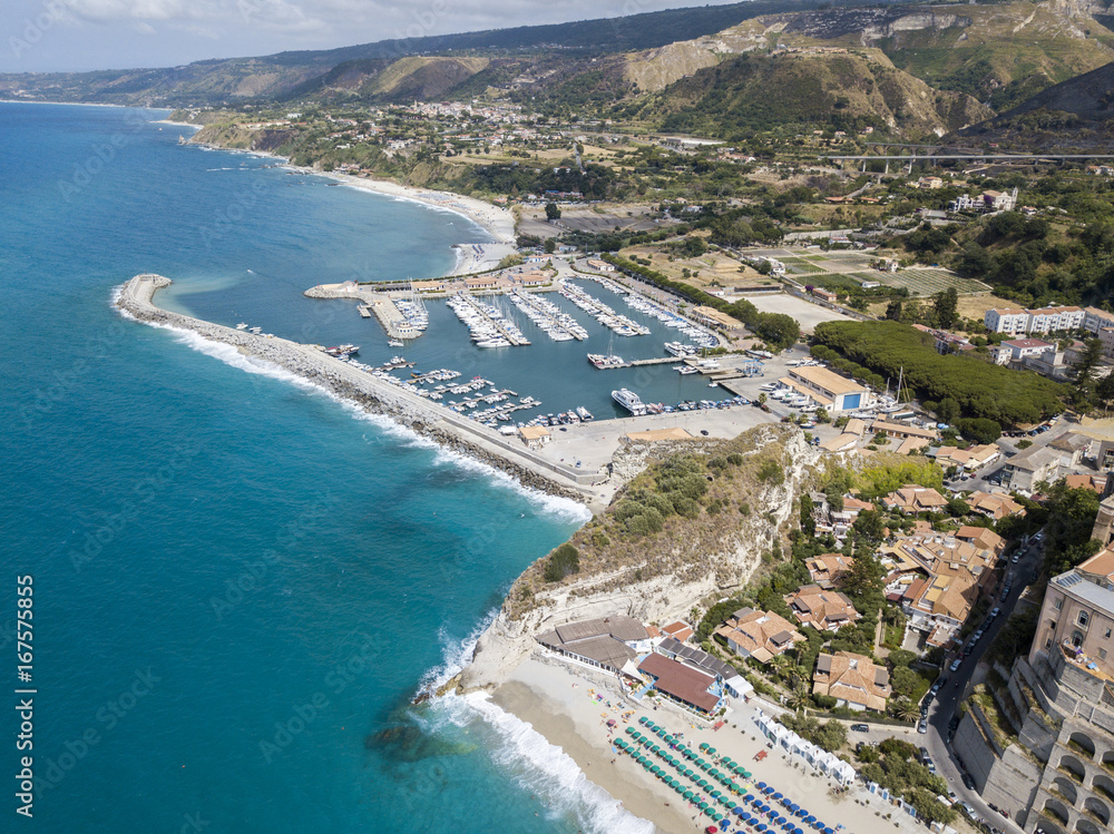 Panoramica di Tropea, casa sulla roccia, Calabria. Italia. Destinazione turistica del Sud Italia, località balneare situata su una scogliera nel golfo di Sant'Eufemia