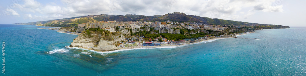 Panoramica di Tropea, casa sulla roccia e Santuario di Santa Maria dell'Isola, Calabria. Italia. Destinazione turistica, località balneare