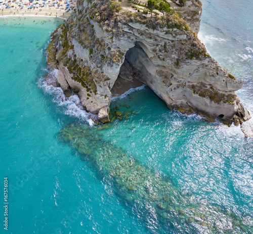 Vista aerea di un promontorio, costa, scogliera, scogliera a picco sul mare, Tropea, Calabria. Italia