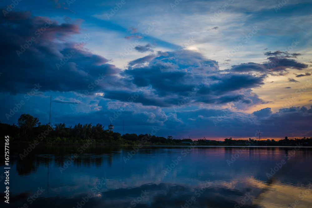 sky at sunset on the lake