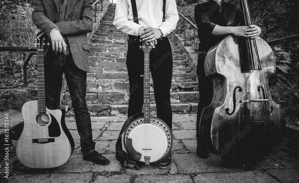 Fototapeta premium Trio muzyków z gitarą, banjo i kontrabasem