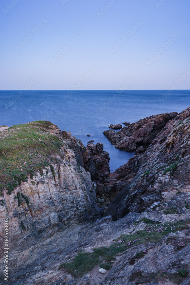 Küstenwanderung zum Sonnenaufgang in Quiberon in der Bretagne an einem Frühlingsmorgen
