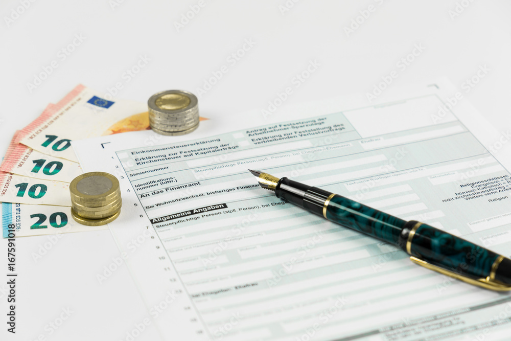 Einkommenssteuer Erklärung mit Taschenrechner und Geld Einkommenssteuer Erklärung mit Taschenrechner und Geld