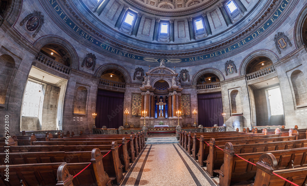 Fototapeta premium COPENHAGEN, DENMARK - AUGUST 26, 2016: Interior of Frederik's Church, popularly known as The Marble Church in Copenhagen, Denmark