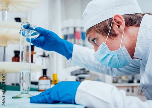 Science technician at work in the laboratory.