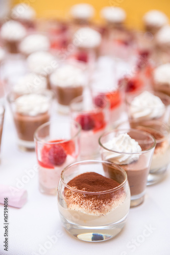 Tavolo buffet con bicchierini di dolci al cucchiaio in una cerimonia 