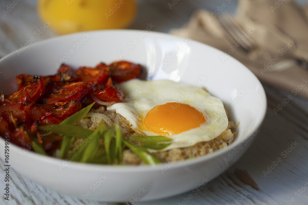 Savory quinoa with broiled tomatoes, green onions and sunny side up egg Savory quinoa with broiled tomatoes, green onions and sunny side up egg
