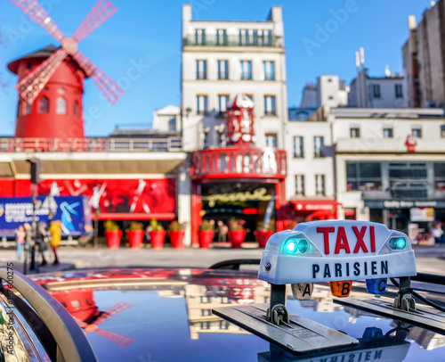 Paryski Taxi podpisuje zamazanego Paryskiego bulwar.