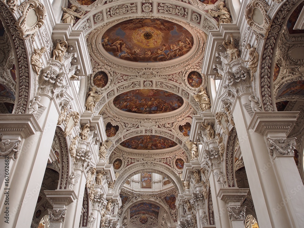 Meisterwerk - Deckenmalerei und Säulenkonstruktion im Passauer Dom St. Stephan