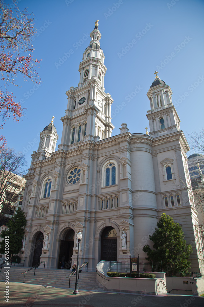 Fototapeta premium Cathedral of the Blessed Sacrament located in Sacramento California.