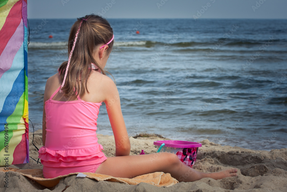 Dziewczynka na plaży - obrazy, fototapety, plakaty 