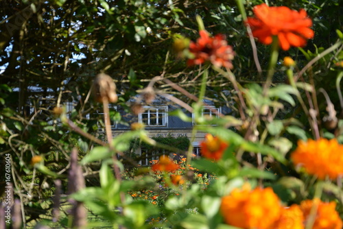 Pavillon et fleurs du jardin botanique de Caen en Normandie, France